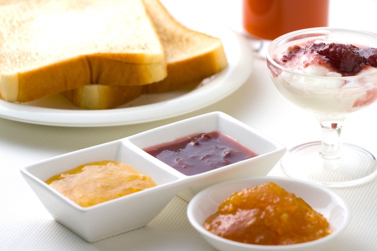 朝食のイメ－ジ　ジャムとヨーグルト