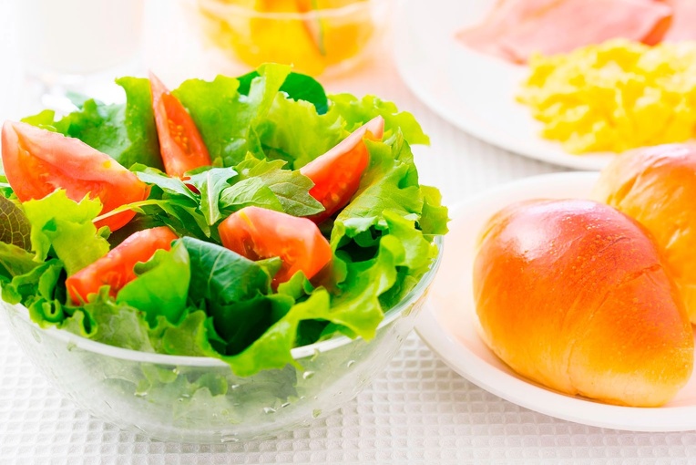 朝食のイメージ　サラダ