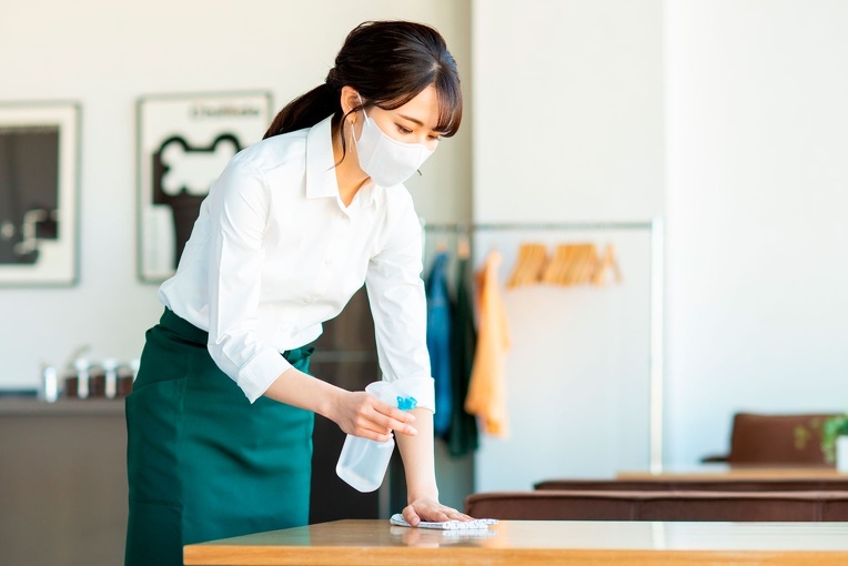 テ－ブルを拭く