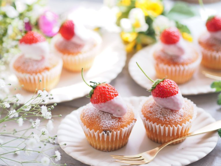 かわいいイチゴのカップケーキ