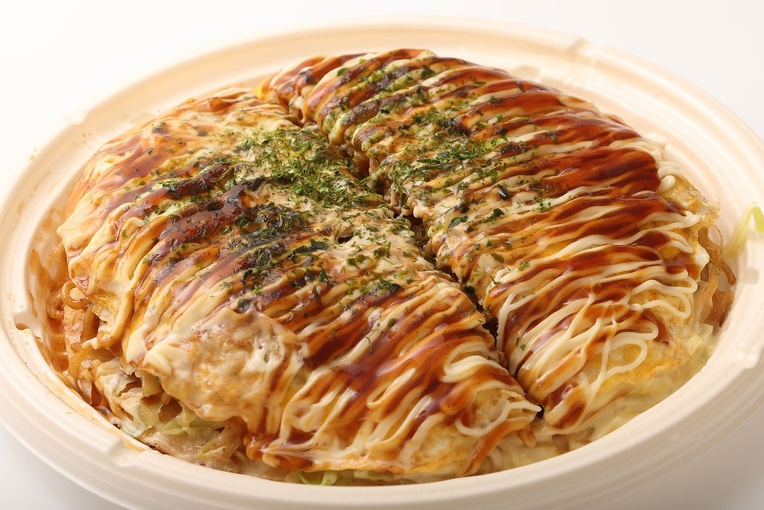 丸型容器に入ったお好み焼き