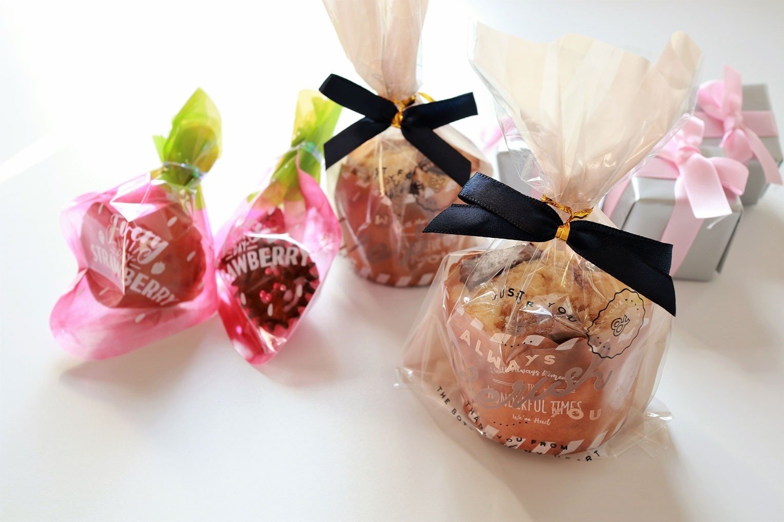OPP袋とリボンでラッピングされた洋菓子