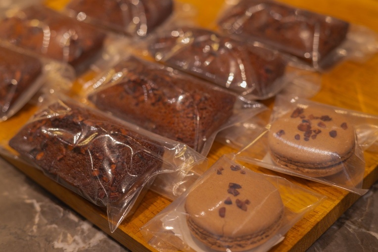 フィルムに包まれたフィナンシェ