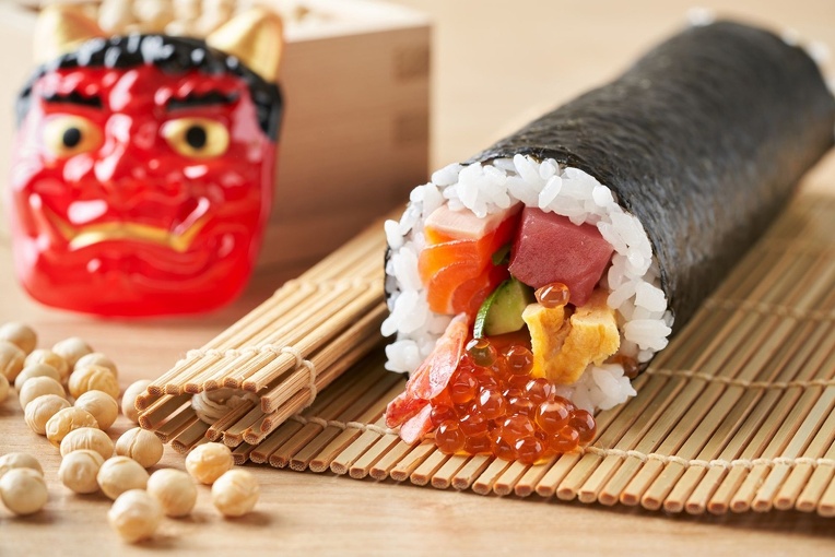 恵方巻と鬼の仮面と節分の豆