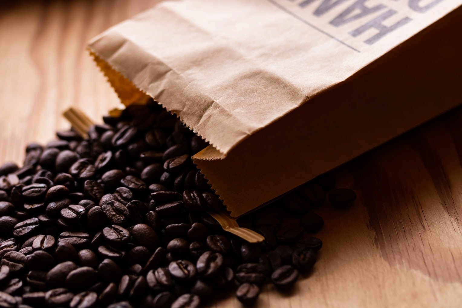 コーヒー豆の入ったクラフト袋