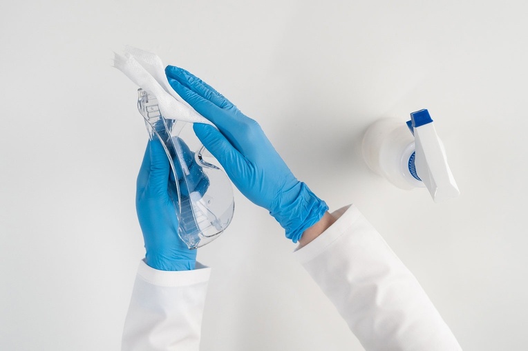 青色のニトリル手袋と保護メガネ