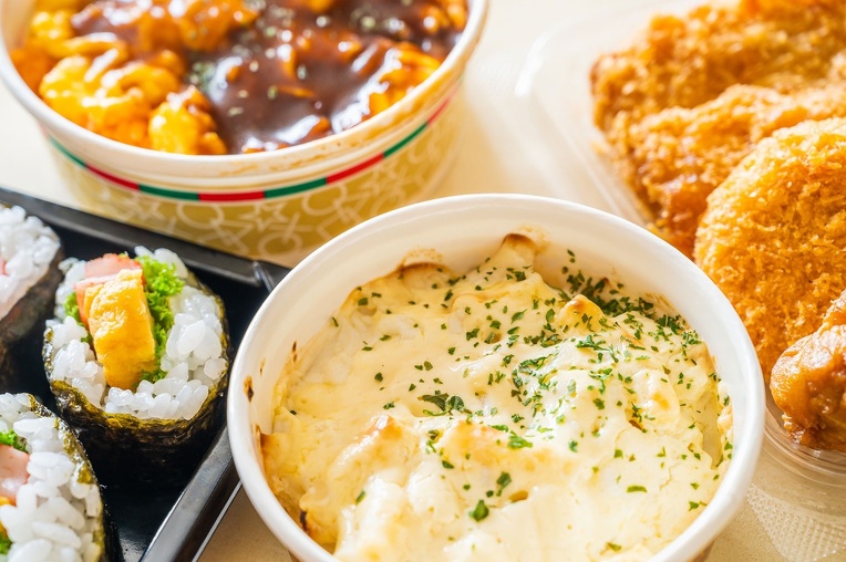 グラタン、おにぎりなどの惣菜