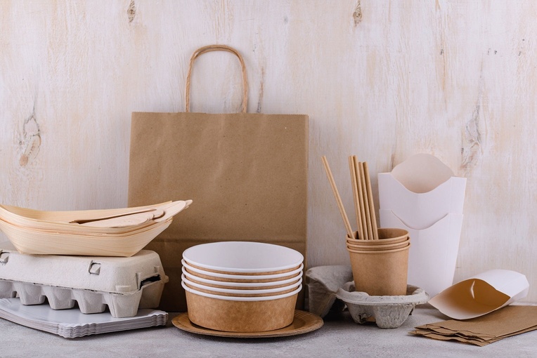 紙容器や紙袋が並んだ画像