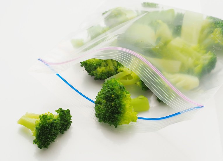 ブロッコリーの入ったフリーザーバッグ