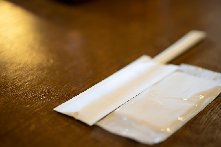 おしぼりと割箸