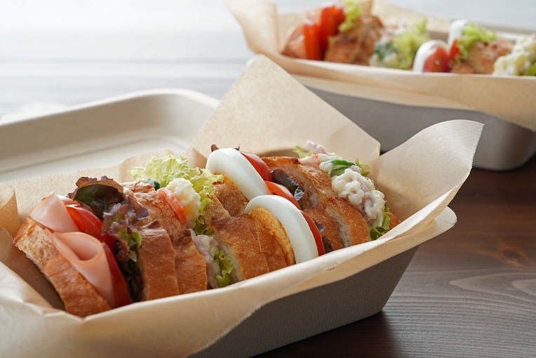 サンドイッチの入った容器