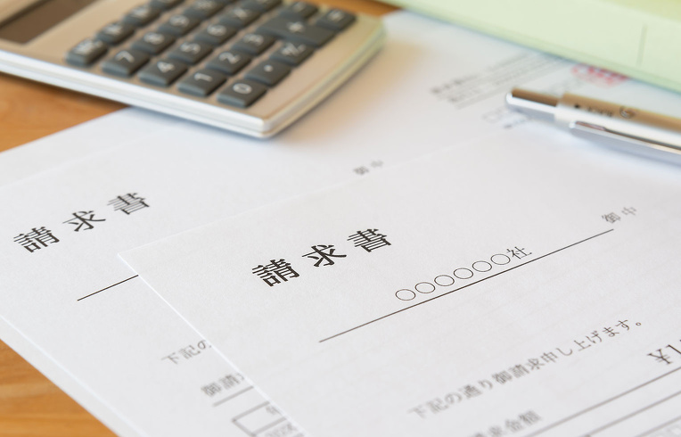 請求書と電卓