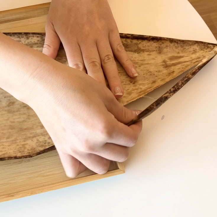 端を割いて竹紐を作る
