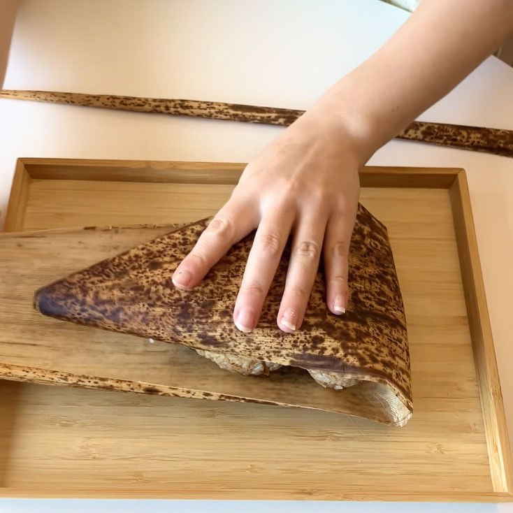 竹皮でおにぎりを包む