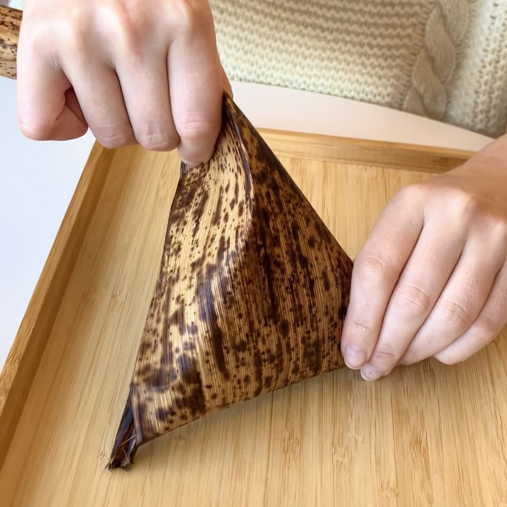 竹皮で覆うように包む