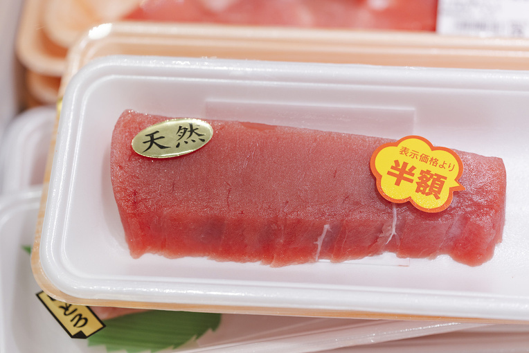 半額シールが貼られた魚のパック