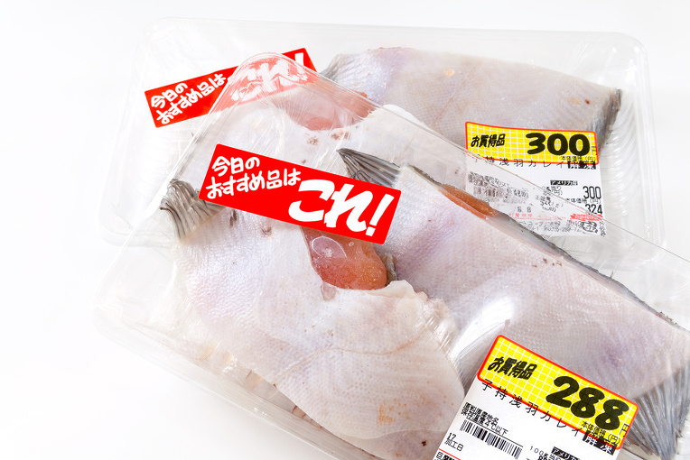 シールが貼られた魚のパック